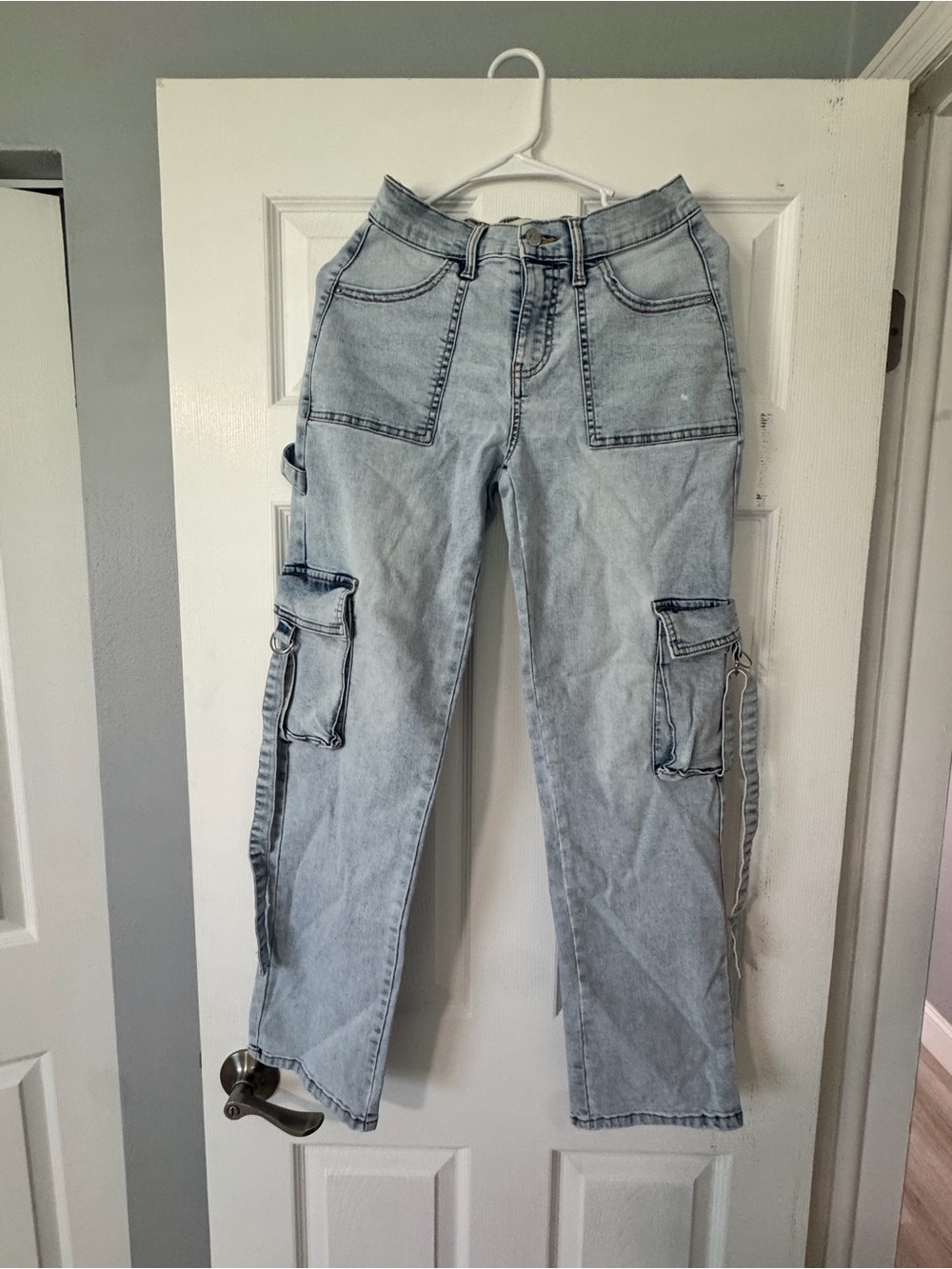 Light Wash Cargo Jeans for Women - Light Blue